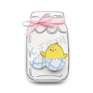 富有创意的复活节概念照片，白色背景下，一只鸡和一只鸡蛋放在纸瓶里。