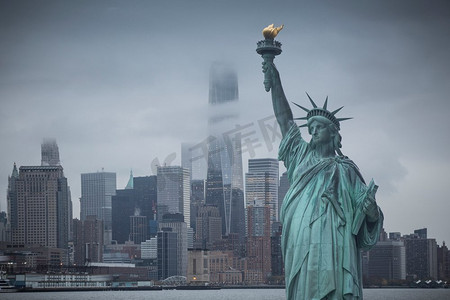 自由女神像在曼哈顿摩天大楼的背景。美国纽约