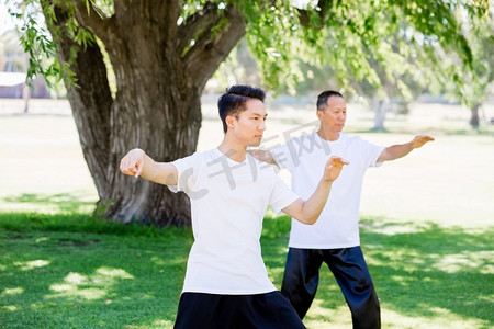 人们在公园里练太极拳。夏天人们在公园里练太极拳