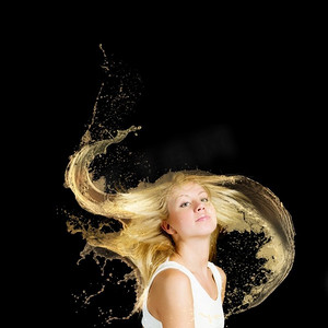 头发的颜色摄影照片_发型.年轻有吸引力的金发女孩与头发的颜色飞溅
