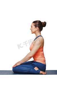女人在哈达瑜伽体位金刚砂—金刚姿势或钻石姿势。Woman in Hatha瑜伽asana Vajrasana