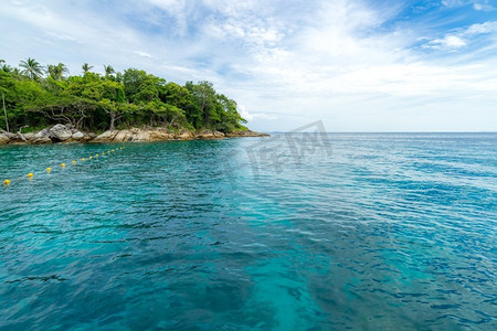 夏天的阳光摄影照片_浮潜点与美丽的珊瑚景观在拉查岛普吉岛泰国