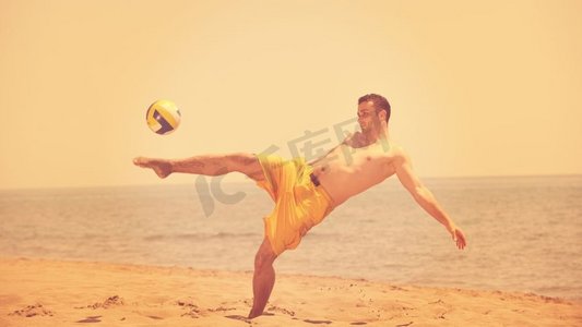 男子沙滩排球比赛球员跳上热沙