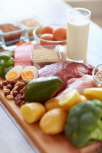 营养天然摄影照片_健康饮食和饮食理念--餐桌上天然富含蛋白质的食物。餐桌上的天然富含蛋白质的食物