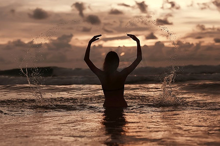 瑜伽美容摄影照片_在海滩上的冥想和瑜伽/暑假概念健康美容，暑假瑜伽课程在海边