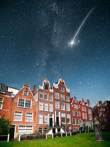 夜晚，在星光下。流星。阿姆斯特丹。历史纪念碑begijnhof
