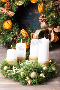 家纺床品摄影照片_圣诞花圈蜡烛。用金星做蜡烛的圣诞花环