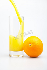 橙汁海报免费摄影照片_一杯果汁和橙子在白色背景。橙汁