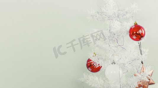 白色圣诞树与红色装饰小玩意儿。圣诞庆典室内设计概念白色圣诞树与红色装饰小玩意儿。