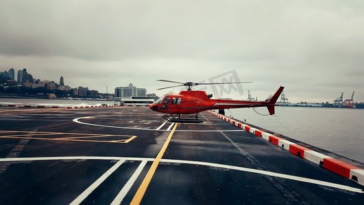 用于观光旅游的直升机停在纽约市哈德逊河附近