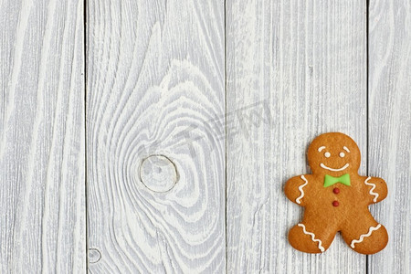 圣诞自制的姜饼人饼干，木质背景