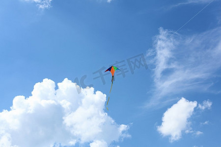 风筝玩具摄影照片_在蔚蓝的夏日天空中放飞的风筝