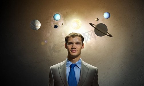 年轻的商人和太阳系的行星。太空之谜