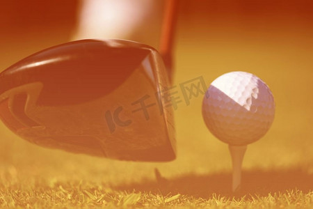 高尔夫俱乐部和球在草地上的课程准备拍摄。高尔夫球杆和球在草地