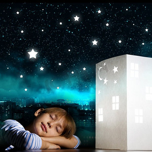 夜里做梦。黑屋子里的可爱小男孩梦想着家和家人