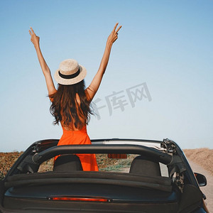 美丽的快乐的妇女户外生活方式照片在汽车敞篷车。度假和旅行。暑假旅行。自由，青春，无忧无虑