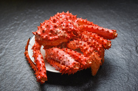 北海道红蟹/阿拉斯加帝王蟹在深色背景下蒸熟或煮海鲜