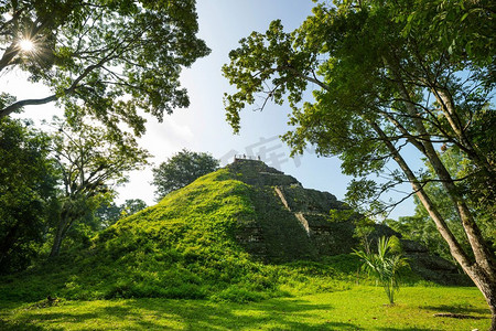 中美洲危地马拉蒂卡尔国家公园著名的古代玛雅寺庙