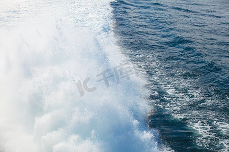 尾迹摄影照片_从船上可以看到大海和海水，渡轮开航后水面上的痕迹，船的尾迹……渡船起航后在水上留下的痕迹