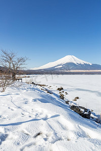 日本冰天雪地的山中湖冬季富士山