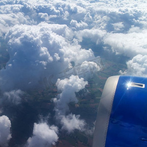 飞机机翼飞机涡轮机飞行丛林底白云。飞机机翼和发动机在飞行中的视图