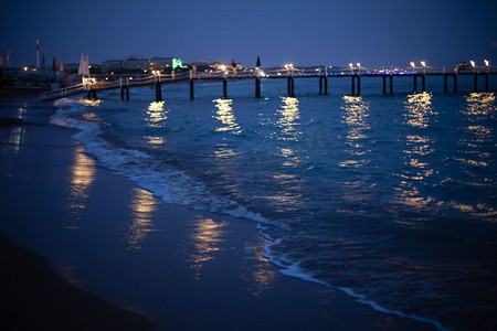 美丽浪漫码头与明亮的闪电在美丽的夏夜期间。夜晚的浪漫码头