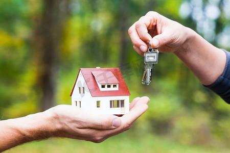 房屋模型和密钥转移。购房贷款的概念。为您提供住房贷款