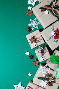 圣诞工艺盒装饰复古和自然风格，顶视与复制空间。手工香气礼品包装