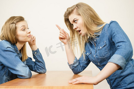 两个女人争吵起来嘲笑对方的气。女的训斥，无知的概念..两个女人吵架了