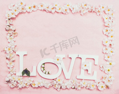 粉色背景下的情话和花框