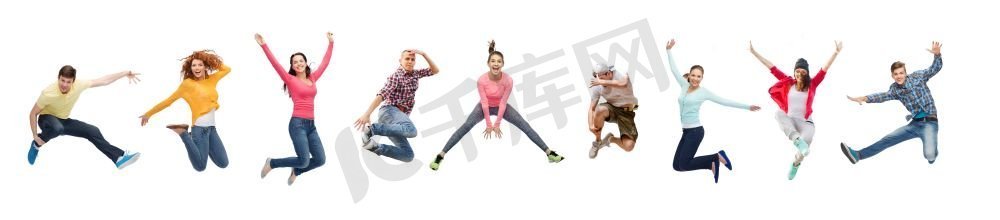 跳跃摄影照片_体育，舞蹈和人的概念—一群人或青少年跳跃。一群人或十几岁的人在跳跃。跳跃的一群人或青少年