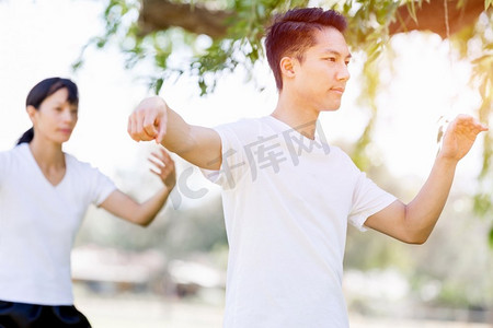 人们在公园里练太极拳。夏天人们在公园里练太极拳