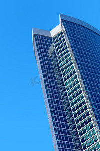 蓝天背景上的摩天大楼。现代建筑