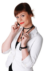 女射摄影照片_迷人的黑发女商人，穿着白色夹克，戴着黑色珠子