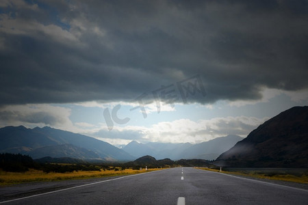 道路上的日出。风景如画的风景和道路上的日出