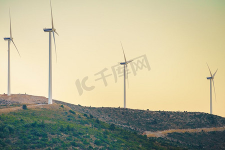 希腊山上的风车。风力发电场，欧洲可再生绿色能源的来源。生态概念风车在希腊丘陵