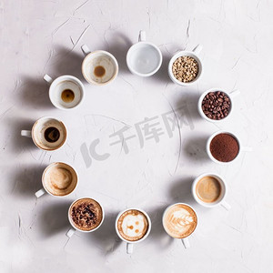 咖啡爱好者摄影照片_准备卡布奇诺的不同阶段的12个白色杯子。咖啡爱好者概念钟。咖啡是我的最爱