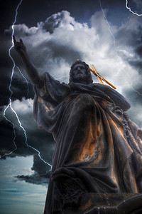 雷雨大并伴有闪电。耶稣基督雕像。布拉格-查尔斯桥，捷克共和国。。雷雨大并伴有闪电。