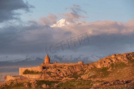 亚美尼亚的古修道院科尔维拉普，日出时分背景是阿拉拉特山。成立于公元642-1662年。