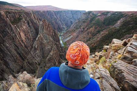 美国科罗拉多州甘尼森黑峡谷花岗岩悬崖上的游客