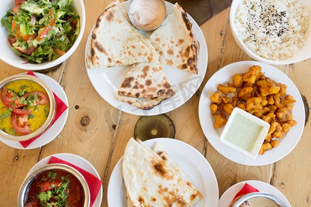 食物，南亚美食，烹饪和烹饪概念—印度餐厅的各种菜肴。印度餐厅的各种食物