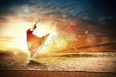 芭蕾舞女演员。在落日背景下，芭蕾舞女演员在水面上翱翔的形象