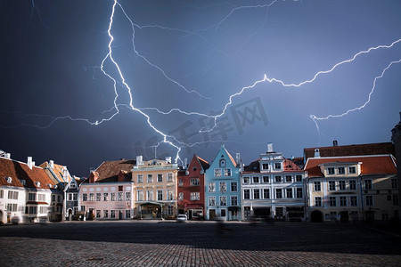 塔林-爱沙尼亚的首都，老城。猛烈的雷击..塔林--爱沙尼亚首都
