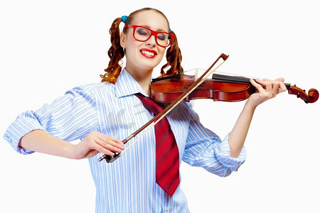 年轻的女小提琴手。年轻有趣的女人在红色眼镜举行小提琴