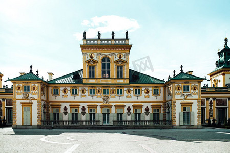 华沙Wilanow的古老古色古香的宫殿，带有公园建筑