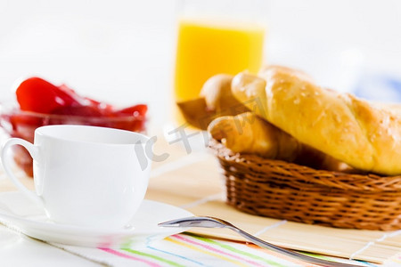 美味的早餐。早餐桌上有牛角面包果冻和一杯咖啡