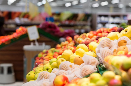 业务销售摄影照片_水果，食品和销售概念—成熟的苹果在杂货店或超市。在杂货店或超市里成熟的苹果