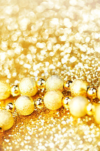 金色装饰圣诞珠子在闪光背景特写镜头