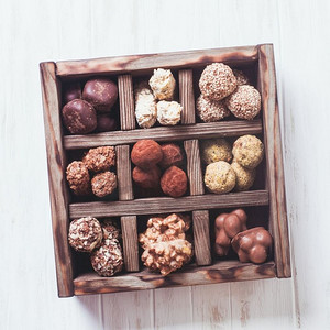 木盒里的各式巧克力糖果很畅销。奢华的手工糖果。巧克力糖果盒