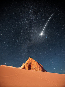 石流星摄影照片_流星智利阿塔卡马沙漠中的月亮谷